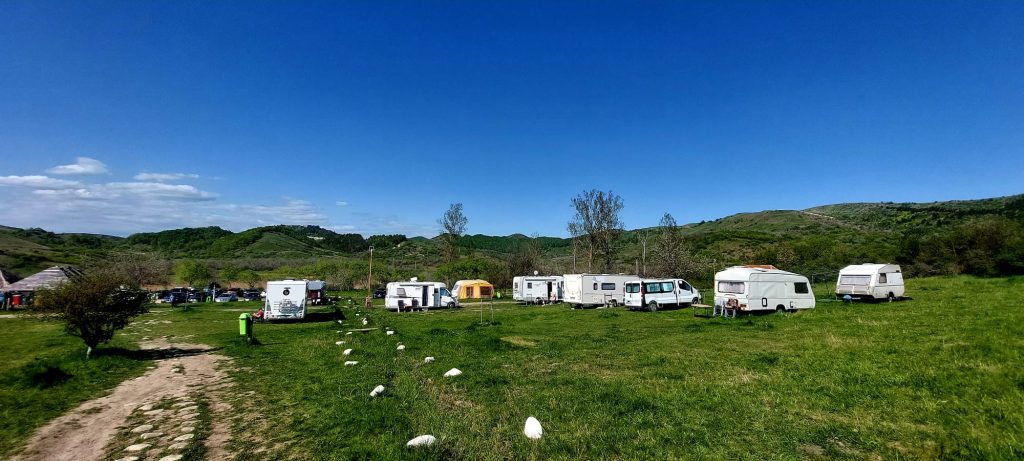 Vacanță de poveste, cu rulota, în Ținutul Buzăului! Buzăul are un camping catalogat drept “un colț de rai”