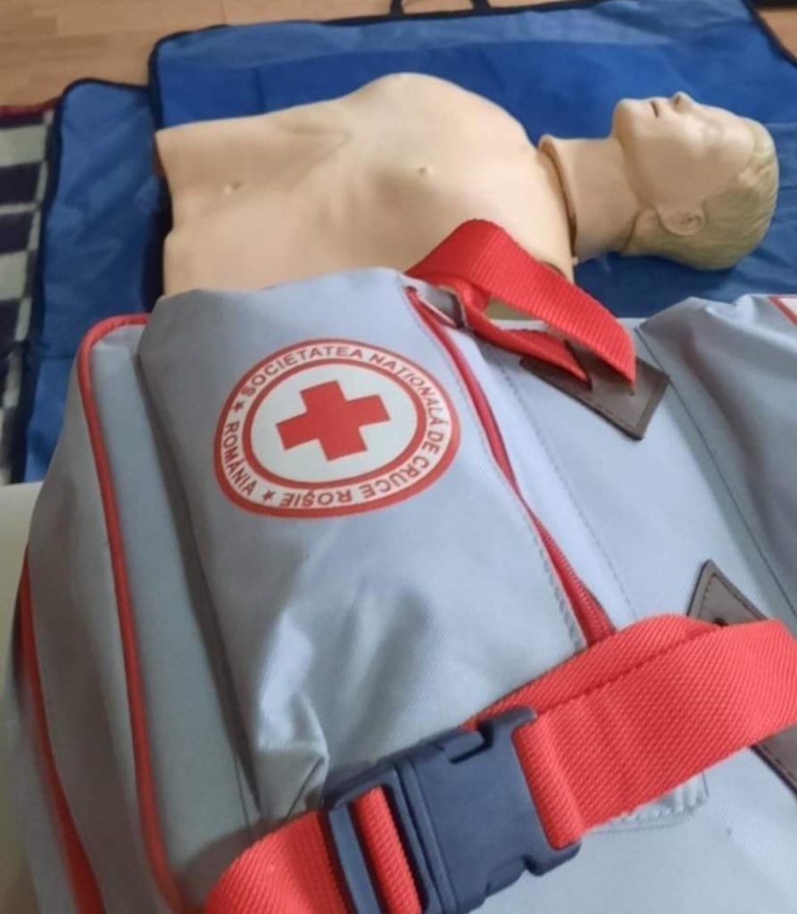 (FOTO) Curs de prim ajutor la Buzău. Cât de ușor poți învăța manevra Heimlich și alte metode prin care poți salva vieți