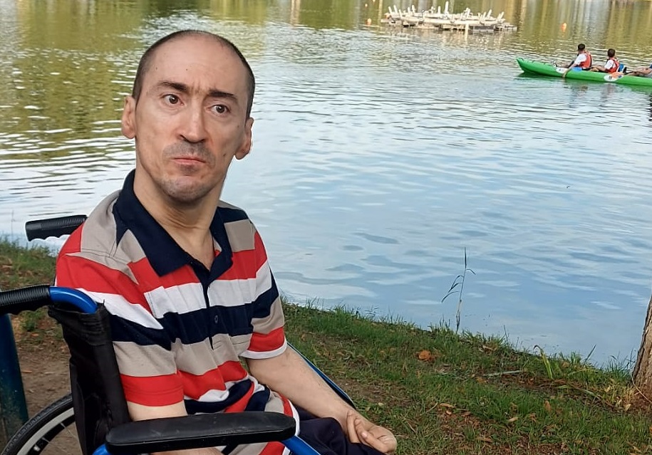Cornel și povestea captivității într-un scaun rulant