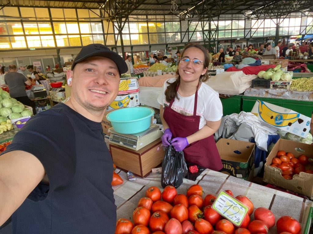 Olimpică națională, admisă de drept la Medicină, vinde roșii la tarabă, în Piața Centrală