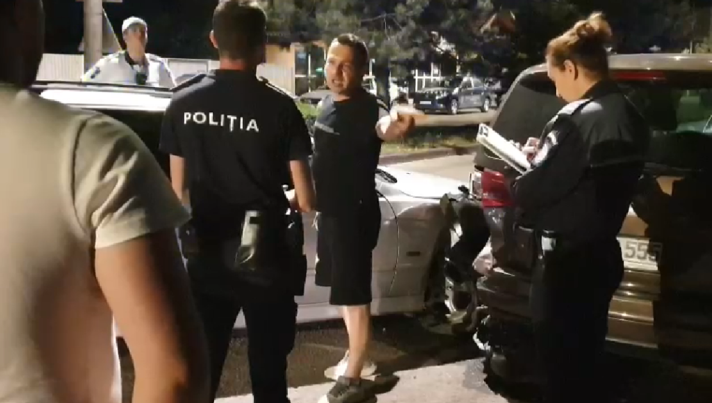 (VIDEO) Soția a lovit mașina, soțul a ajuns la Săpoca încătușat. Cum s-a transformat o simplă tamponare într-un scandal de proporții