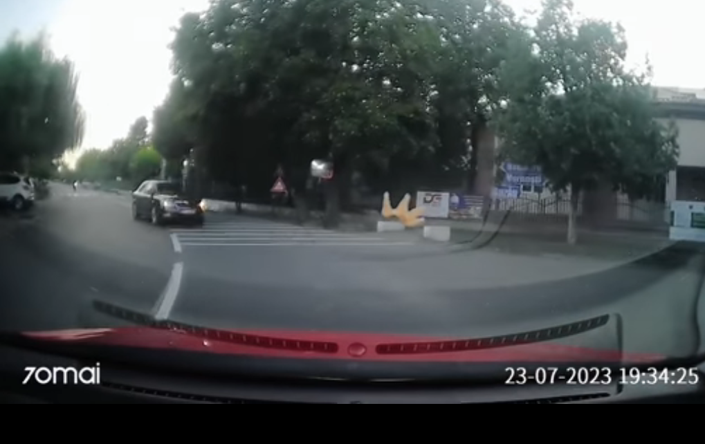 (FOTO) Capcane pe drumul spre Sărata-Monteoru. Imagini șocante surprinse de o cameră de bord