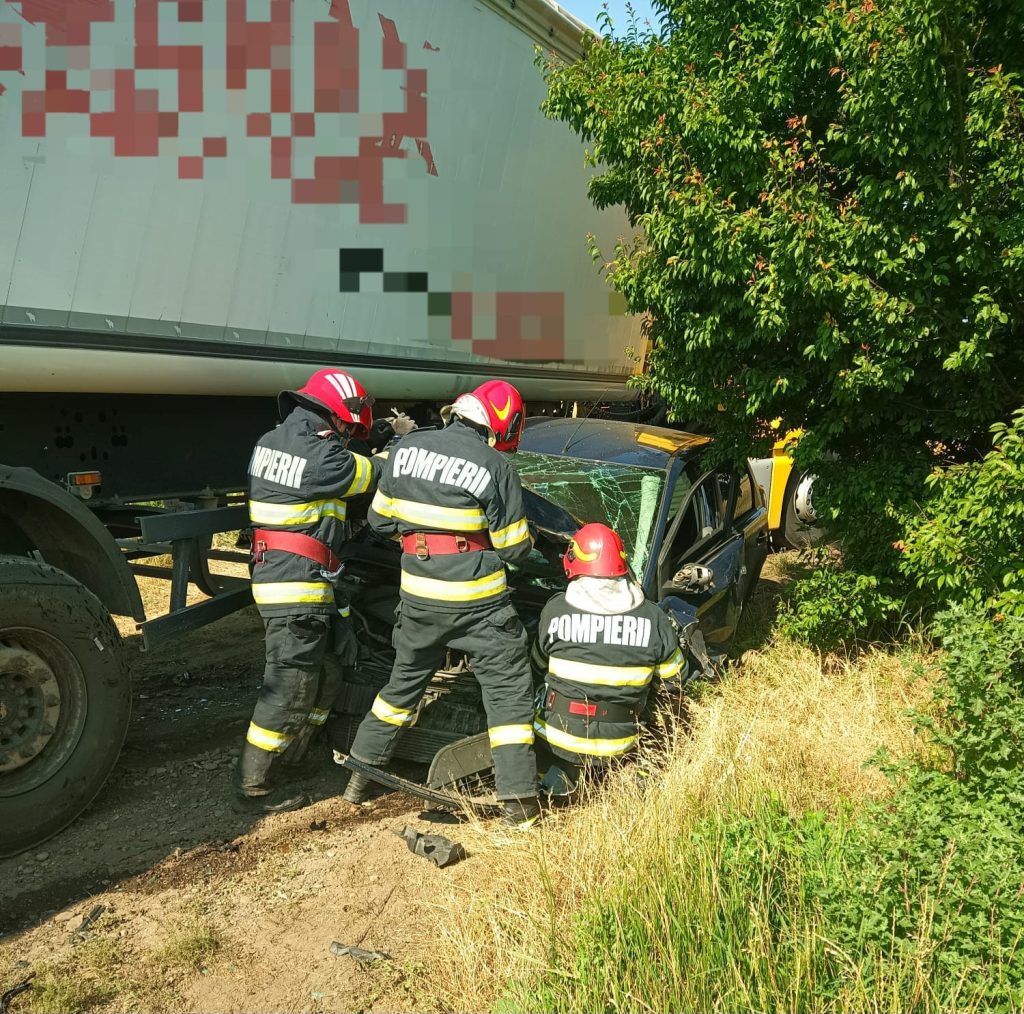 (FOTO) Accident grav pe DN2E85. Un autoturism a fost făcut praf de un TIR