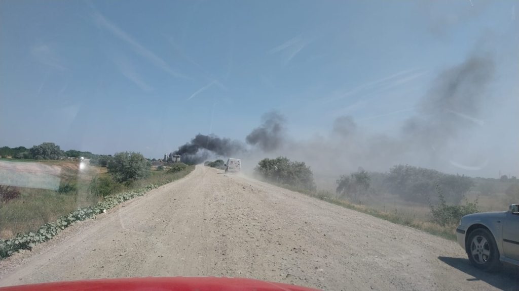Alertă! Incendiu de proporții la o stație de asfalt