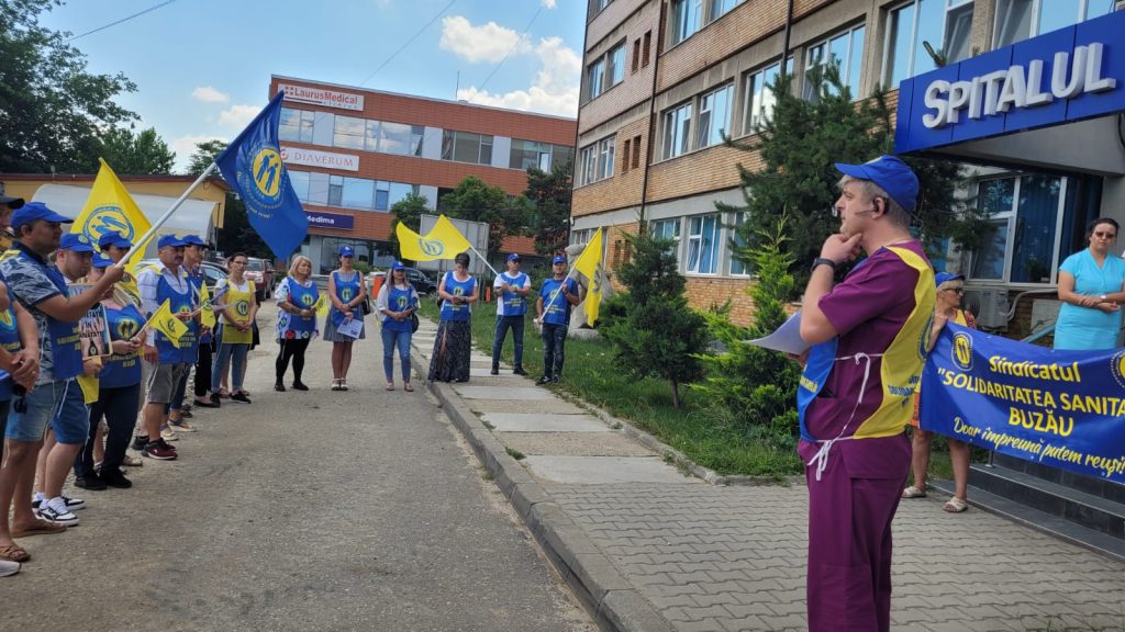 (FOTO&VIDEO) Noi proteste în sănătatea buzoiană! Spitalul Județean, pichetat, jumătate de oră, de propriii angajați