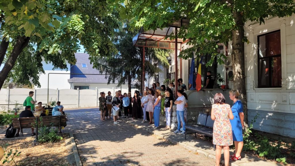 (FOTO&VIDEO) Protest la Casa de Asigurări de Sănătate. Reacția pacienților, care au stat două ore în curte