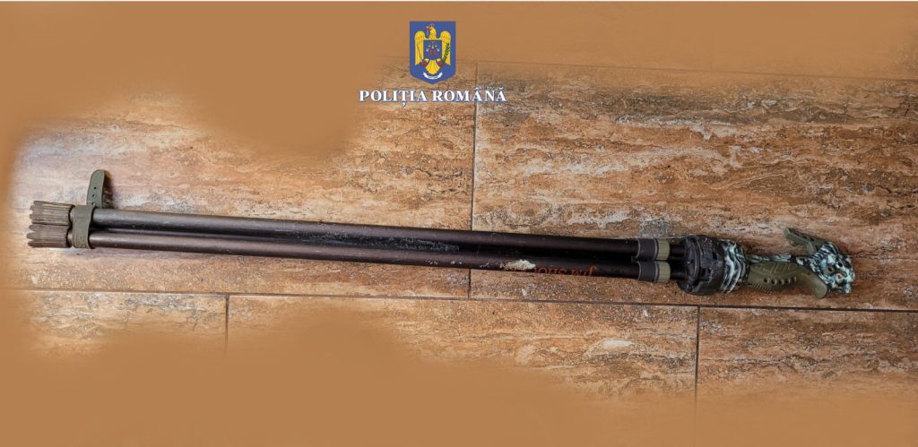 (FOTO&VIDEO) Asociație de vânătoare, “vizitată” de polițiști. Zeci de trofee, carne de vânat și arme deținute ilegal, confiscate