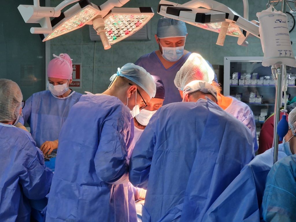 O șansă la viață pentru mai multe persoane. Prelevare de organe de la un pacient în moarte cerebrală, la Spitalul Județean