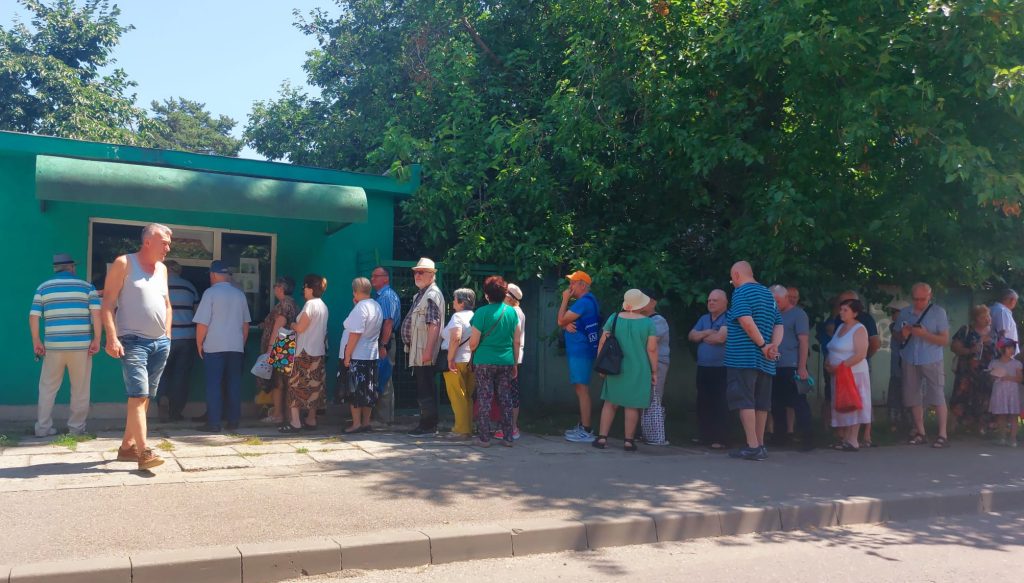 (Video) Se vinde cu un leu! Zeci de buzoieni stau la coadă pentru a cumpăra