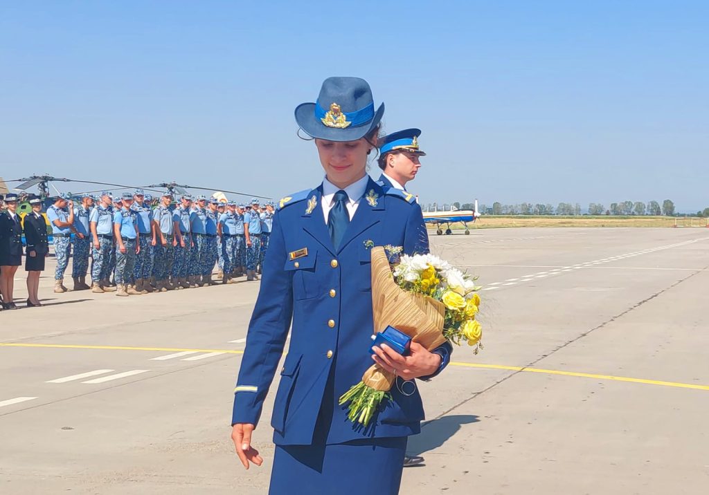 (Video) Șefa de promoție de la Boboc, pilot de elicopter. Ce sfat a primit tânăra de la Șeful Statului Major al Forțelor Aeriene