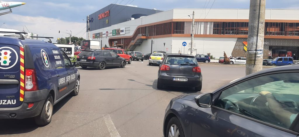 Stau în trafic de se satură! Buzoienii acuză că semafoarele de pe Unirii nu sunt sincronizate, iar traficul a devenit infernal
