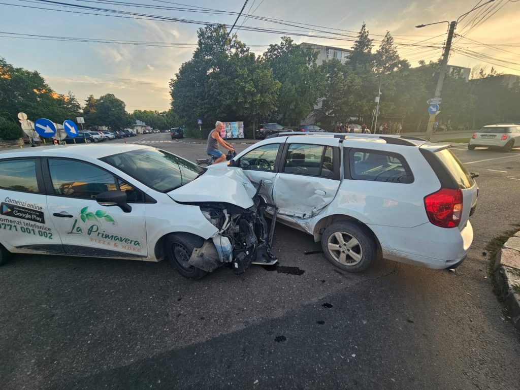 Accident în Micro XIV. Mașina unui curier de mâncare a fost grav avariată