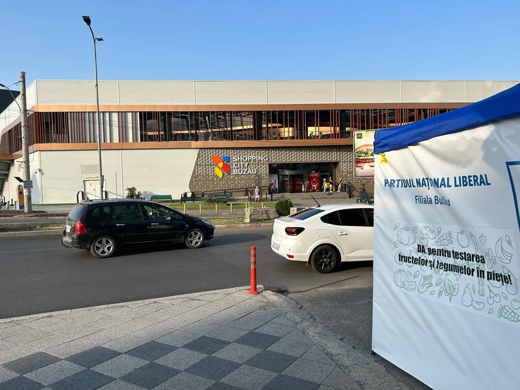 (FOTO) Cum decurge campania prin care liberalii strâng semnături de la buzoieni pentru testarea legumelor în piețe