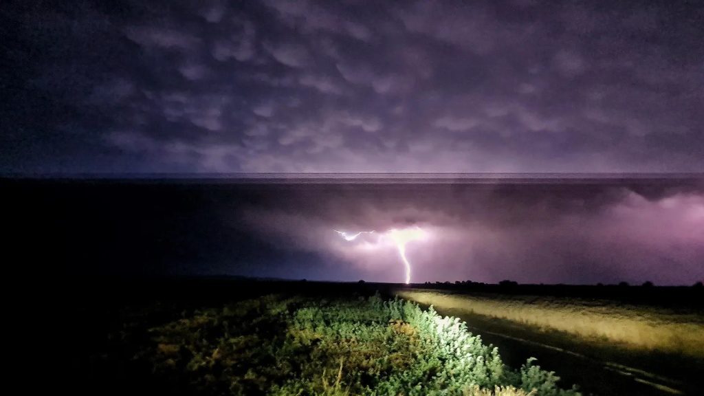 (FOTO) Imagini spectaculoase surprinse în timpul furtunii, la Buzău