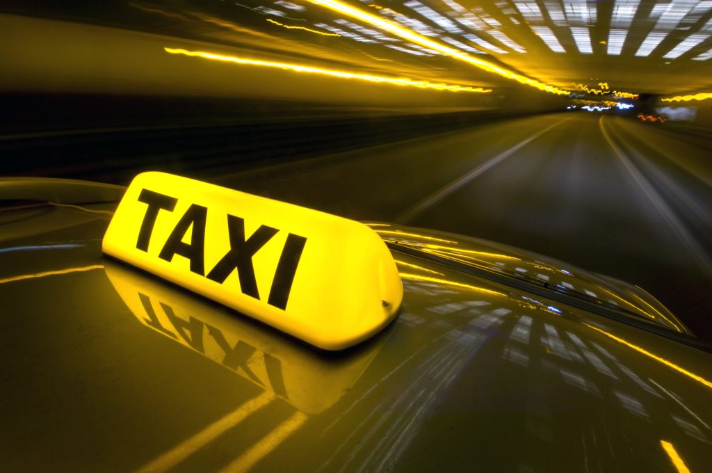 Gusturile muzicale, motiv de scandal! Cum au ajuns doi buzoieni să rămână fără taximetrist în timpul cursei
