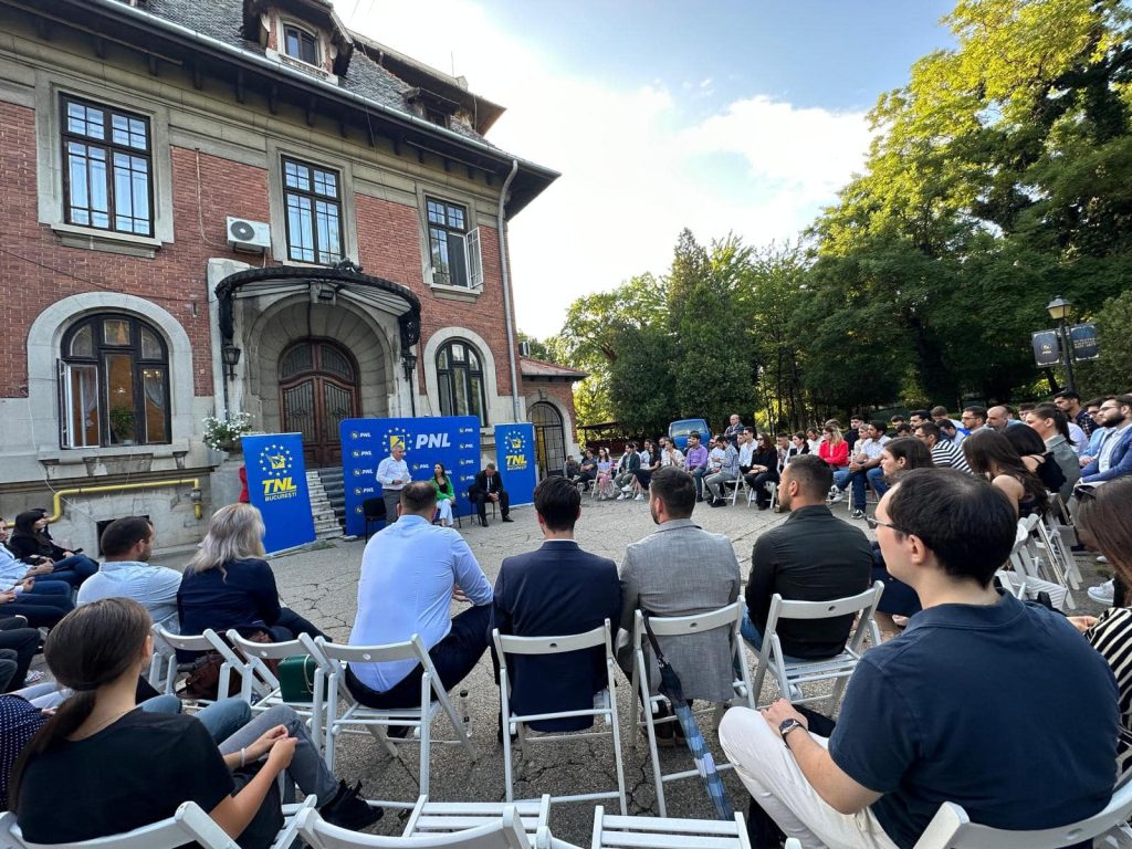 (FOTO) Au început pregătirile pentru alegerile de anul viitor. Motivul pentru care tinerii liberali din Buzău au mers la București