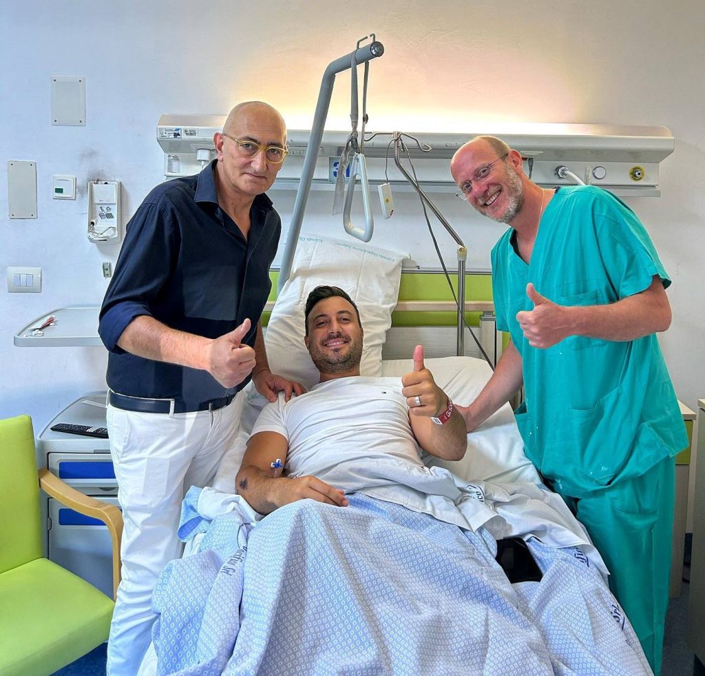 Valentin Sanfira a ajuns acasă după accidentul din Italia. Urmează recuperarea și statul departe de scenă