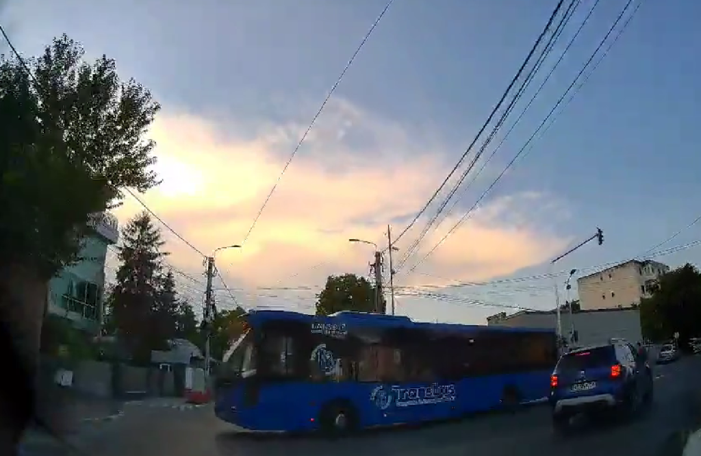 (VIDEO) Ce ieșire! Manevra periculoasă a unui șofer de autobuz i-a lăsat pe oameni cu gura căscată