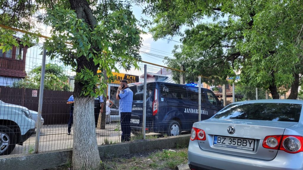 (FOTO)  Desant al polițiștilor și jandarmilor în Simileasca. Polițiști agresați, mașină de poliție vandalizată