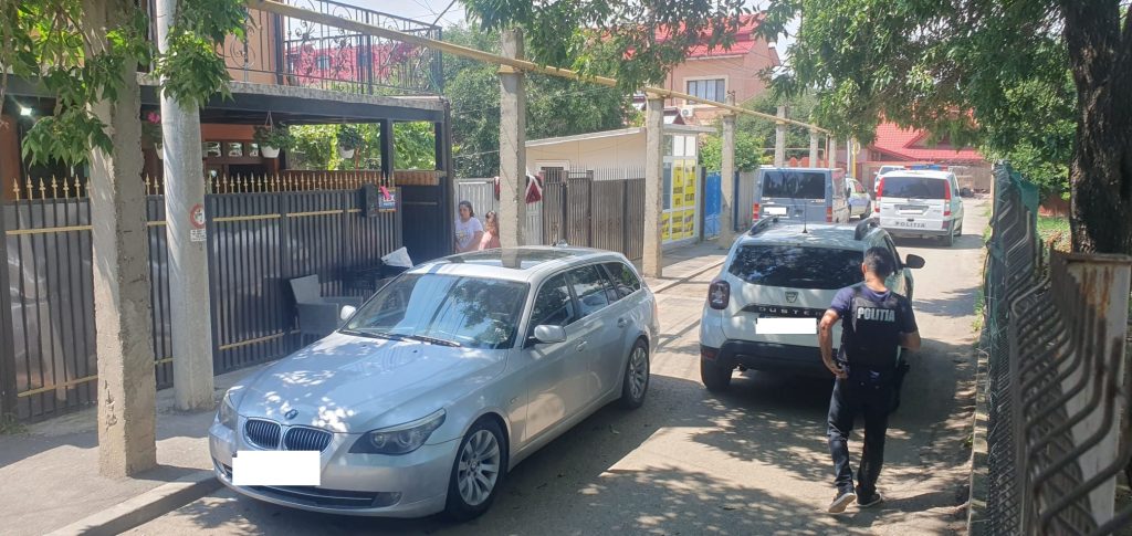 (FOTO) Se întâmplă acum! Percheziții la persoanele care au atacat ieri o mașină de poliție