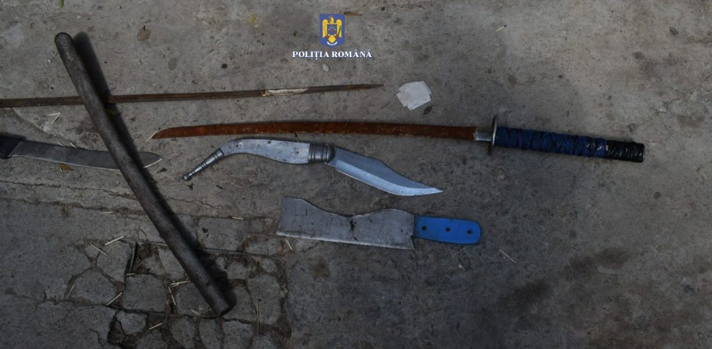 Săbii și macete, ridicate după perchezițiile de pe Simila. Două rețineri până acum