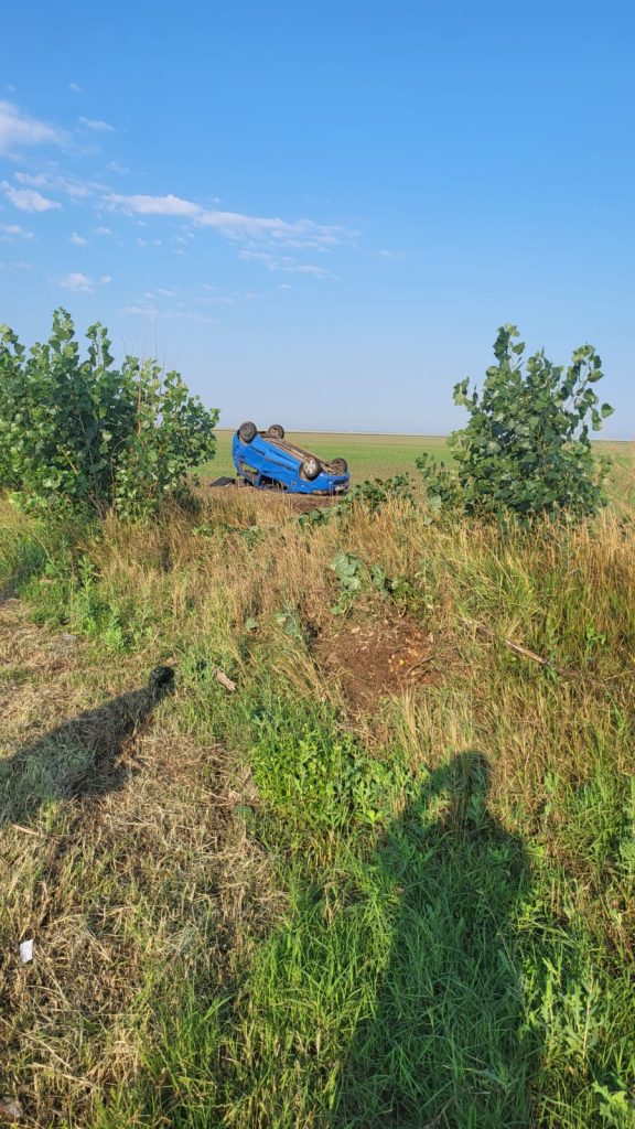 Accident în Bălăceanu. O mașină a ajuns în șanț, cu roțile în sus
