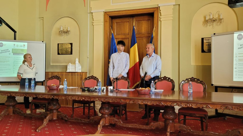 (FOTO&VIDEO) Cine este tânărul premiat astăzi de primarul Toma? Soluția sa  revoluționară ar face ca toate produsele și materialele să fie reciclate