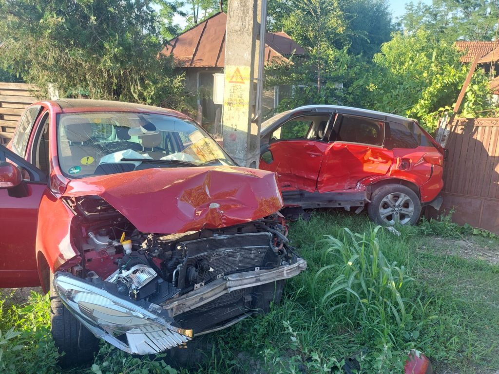 Accident grav pe DN 10. Două mașini distruse, un șofer la spital