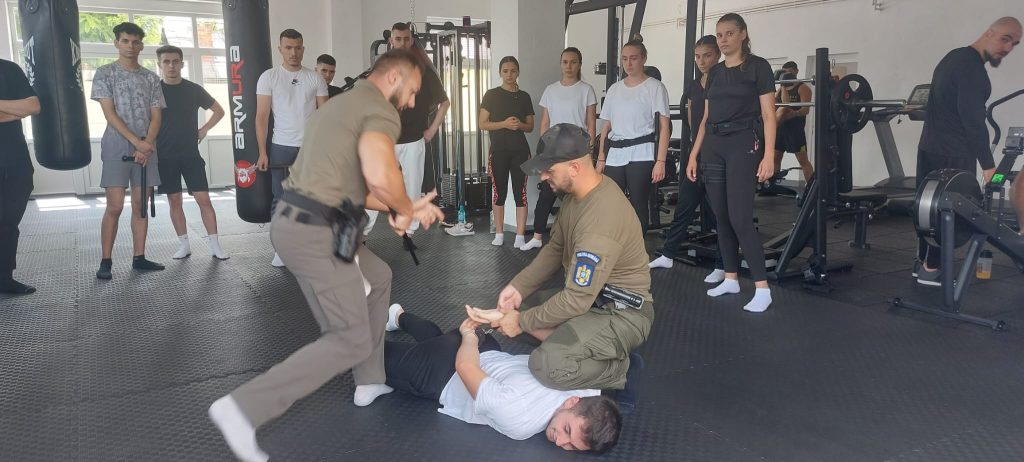 (Video) Cum se antrenează polițiștii din Buzău. De astăzi au un nou spațiu de pregătire sportivă și tactică
