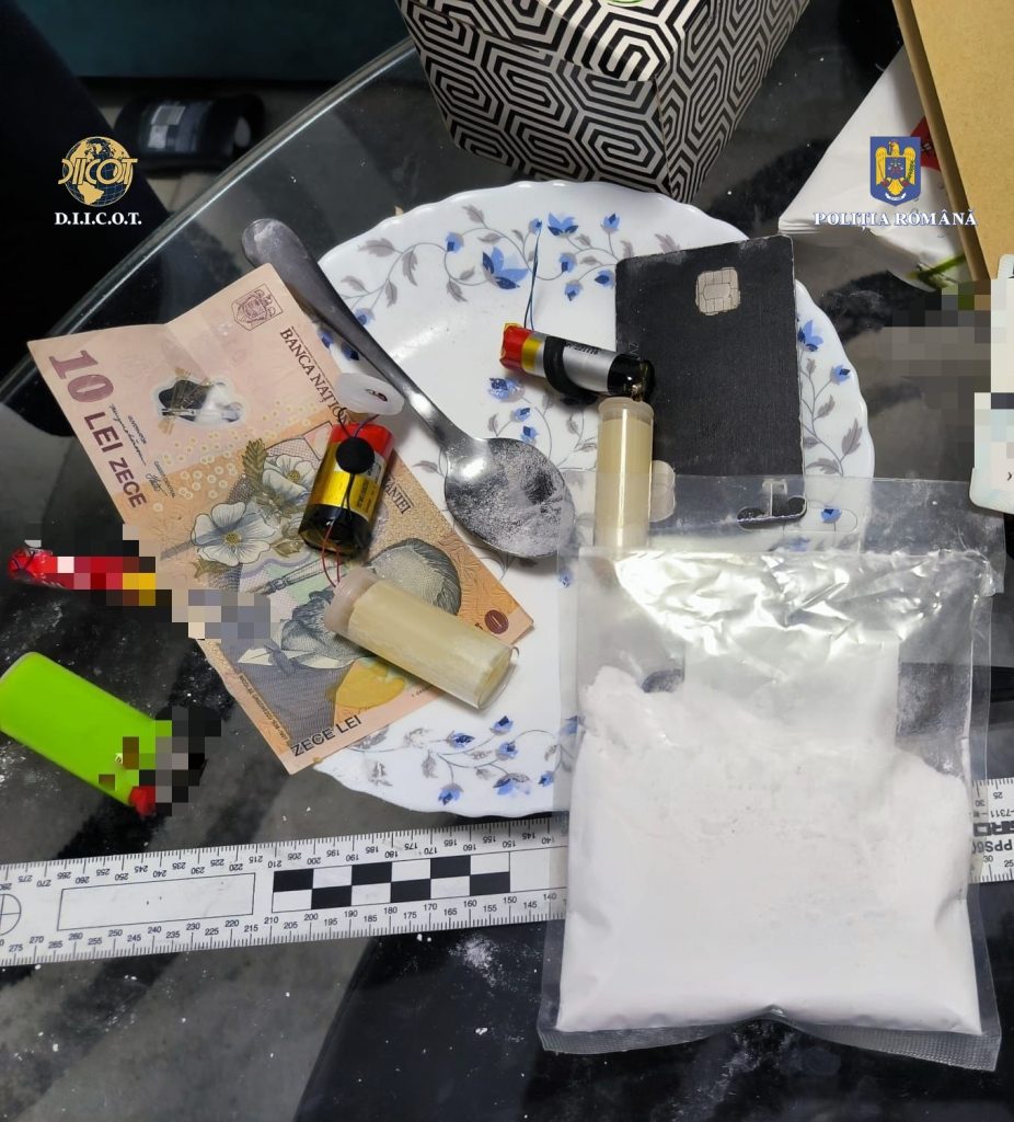 (FOTO & VIDEO) Trei buzoieni, arestați într-o dosar de trafic de droguri de mare risc. Ei vindeau cocaină consumatorilor din trei județe