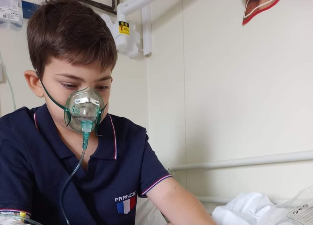 Împreună în rugăciune și în fapte bune. Vești încurajatoare despre copilul unui cunoscut preot, lovit de o boală nemiloasă