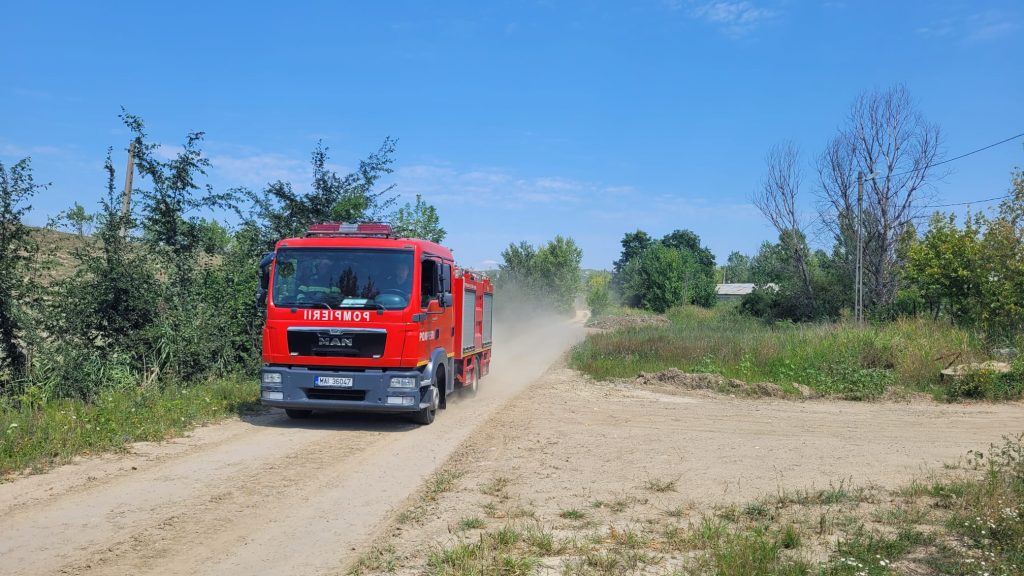 Incendiu izbucnit la un complex turistic dintr-o comună buzoiană. Oamenii din zonă au sărit în ajutor