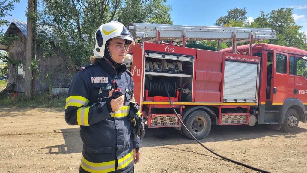Intervenție de urgență a pompierilor. Garaj în flăcări, proprietarul a suferit arsuri la mâini