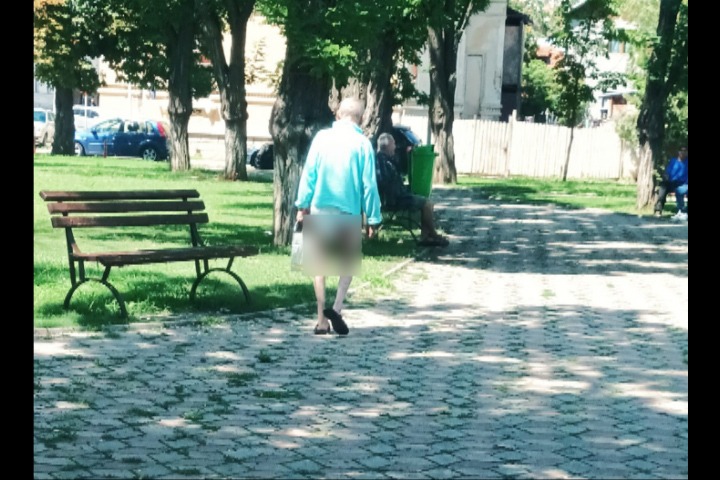 EXCLUSIV. Imagine horror! Pacient în pampers, cu sonda de urină atârnând, scăpat pe străzile orașului Buzău
