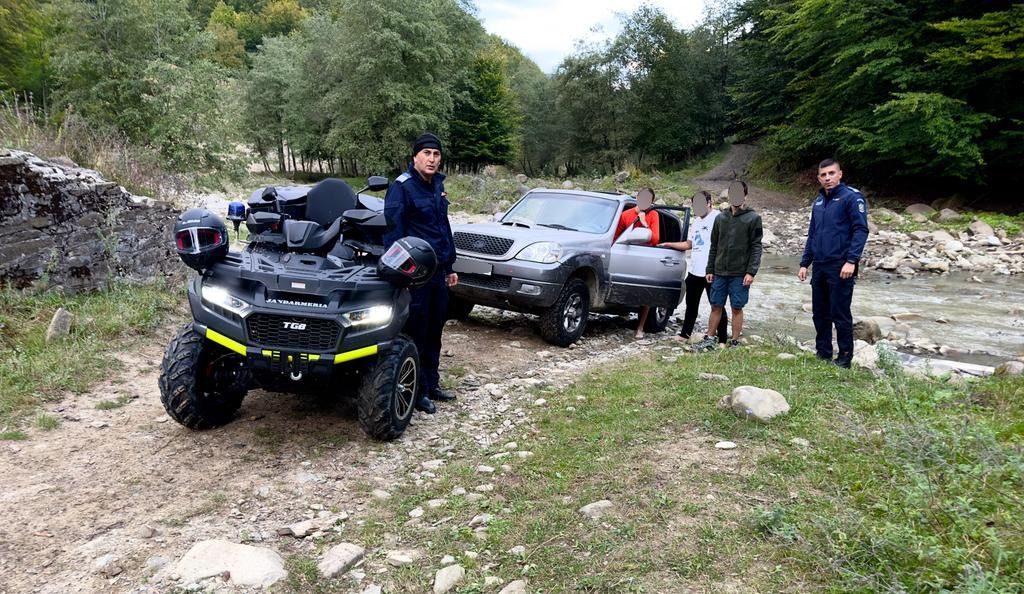 (FOTO) Turiști scoși din noroaie de jandarmii buzoieni. Nu vor uita prea curând peripețiile prin care au trecut