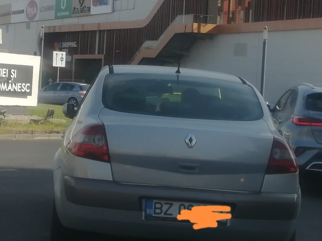 (FOTO) Privește doar înainte! Cum a găsit un buzoian soluția să se strecoare mai rapid prin trafic