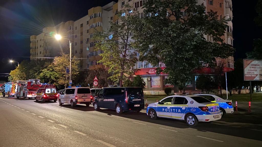 (FOTO) Intervenție a forțelor de ordine în miez de noapte. O persoană amenința că se aruncă în gol