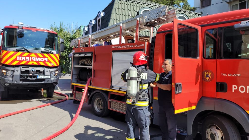 (FOTO&VIDEO) Se întâmplă acum! Incendiu într-un apartament din Broșteni