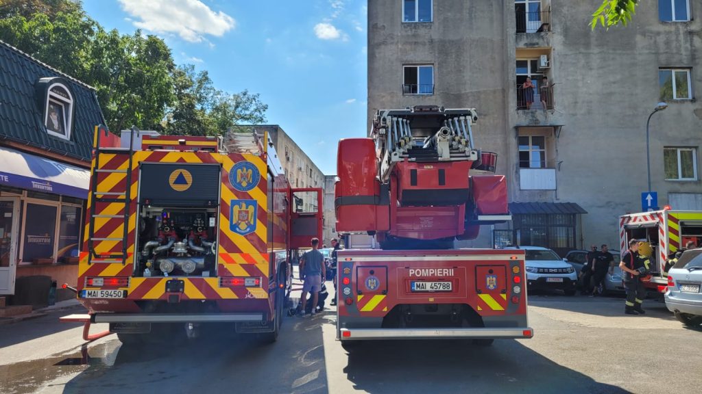 Pompierii, chemați de urgență la un bloc din centrul orașului. O persoană are nevoie de ajutor