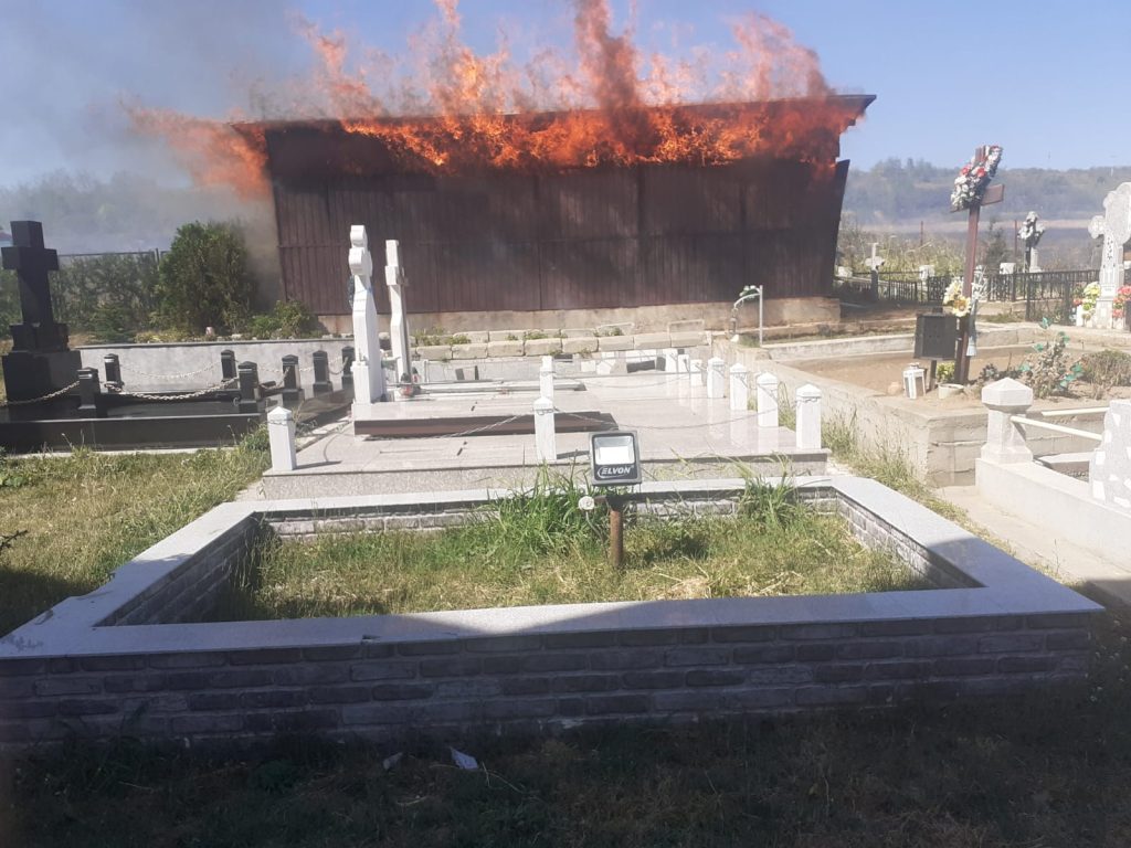 (FOTO) Pompierii, în alertă! Incendiu în curtea bisericii din Dealul Viei