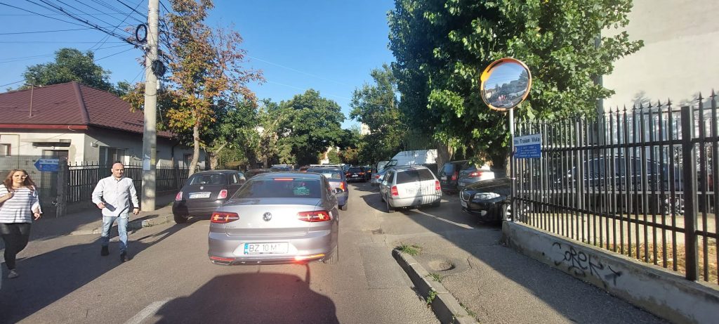 (FOTO&VIDEO) Cum se circulă în Buzău, orașul șantierelor, în prima zi de școală