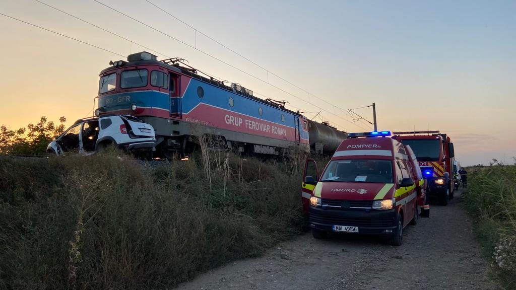 (FOTO) Accident grav pe calea ferată! Mai multe persoane rănite după ce o mașină a fost lovită de tren