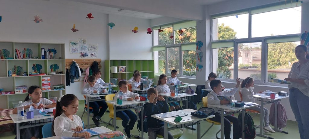 (VIDEO) Școala în care elevii au trecut de la toaleta în curte la clase cu încălzirea în pardoseală și laboratoare moderne