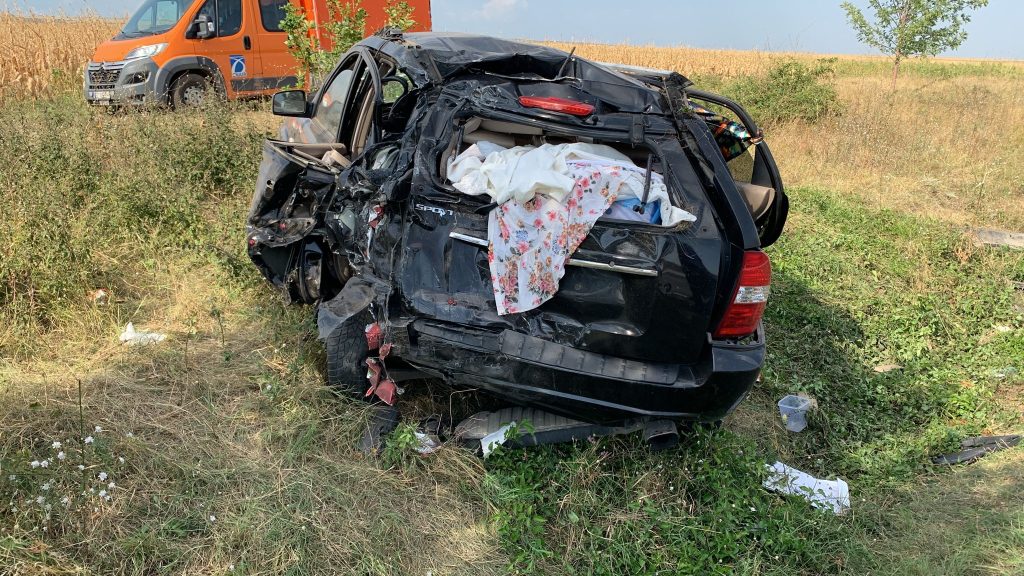 (FOTO) Accident lângă intersecția cu DC111, către Racovițeni. Două persoane au fost rănite