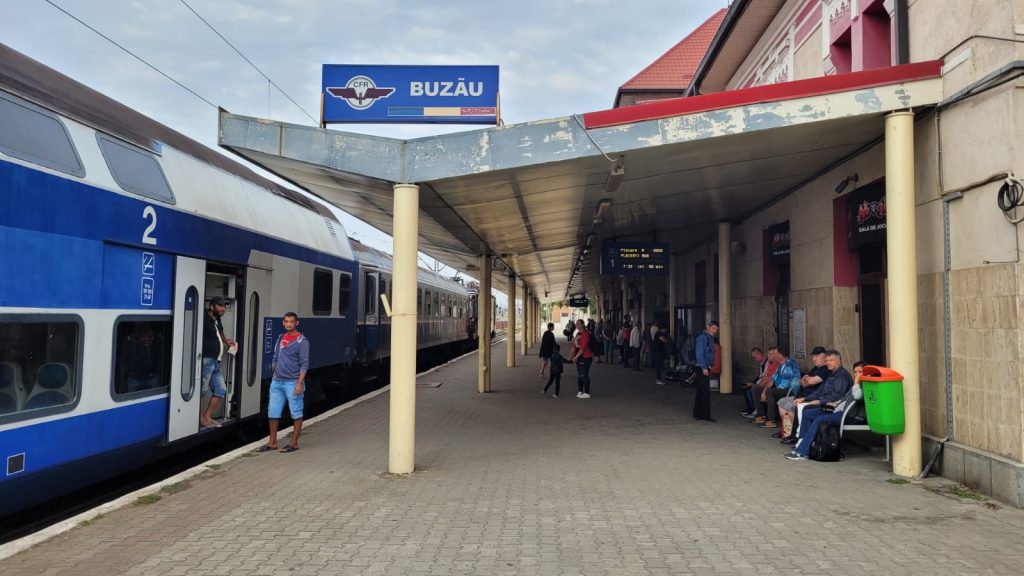 Zeci de persoane, blocate în Gara Buzău. La reluarea circulației pe calea ferată, trenurile aveau peste 100 de minute întârziere