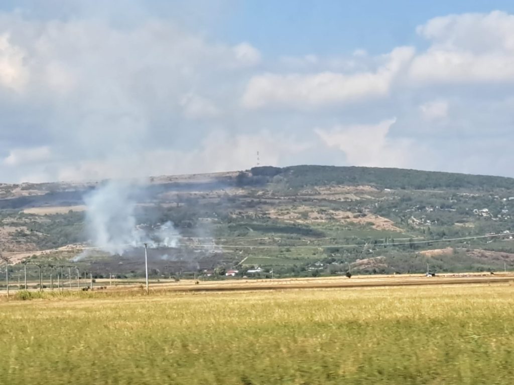 (FOTO) Incendiu amplu de vegetație uscată. Fumul gros este vizibil de la marginea municipiului