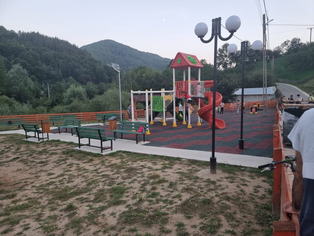 (FOTO) Atenție, se filmează! Parcurile dintr-o comună buzoiană, monitorizate video. De ce a fost nevoie de o astfel de decizie