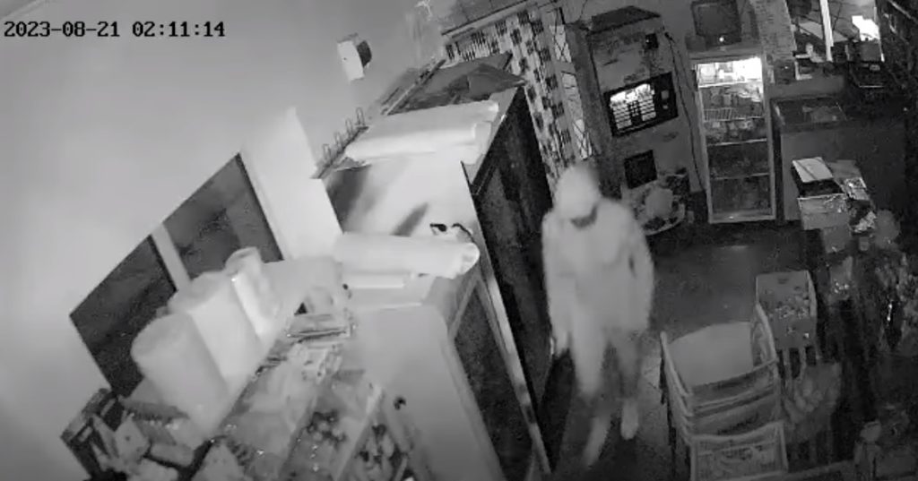 (VIDEO) Spargere la un magazin sătesc, ”lucrare” de profesioniști? Au golit rafturile și au furat până și camera de supraveghere!