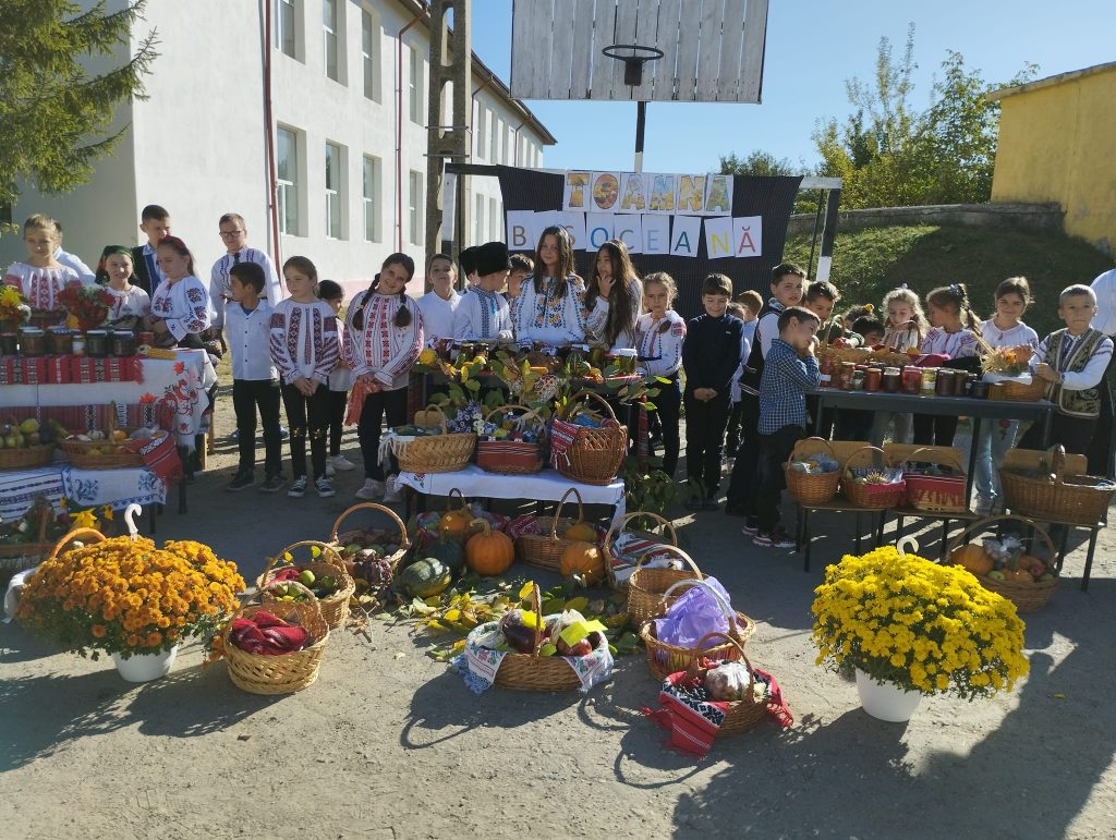 (FOTO) Muzică populară, hore și târg cu vânzare! Cum a decurs o zi educativă pentru copiii din Bisoca