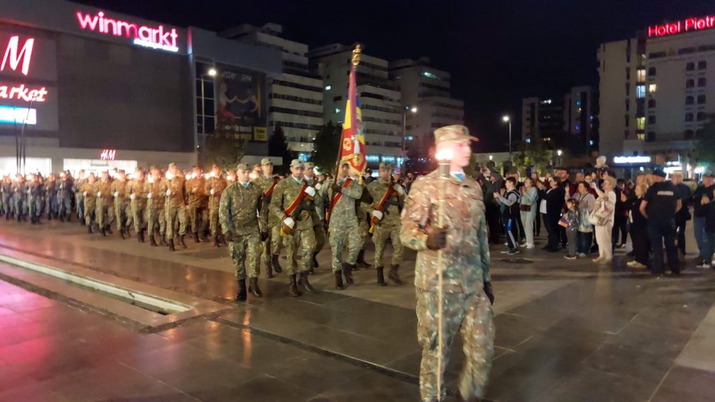 Se întâmplă acum! Sute de buzoieni s-au strâns sa vadă retragerea cu torțe